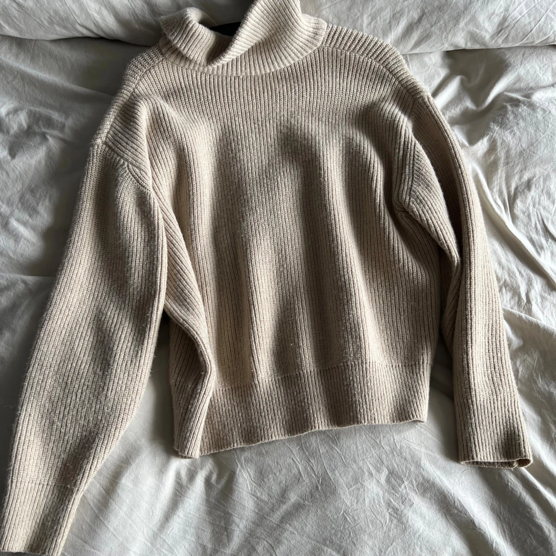 Beige stickad tröja med krage - 1