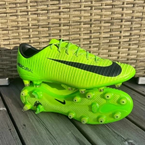 Nike Mercurial Victory - Säljer mina Nike Mercurial Victory i storlek 42.5. Skorna är i mycket fint skick och har AG-dobbar som är avsedda för konstgräs, men de fungerar även bra på vanligt gräs. De är lätta, bekväma och redo att användas direkt. Hör av dig om du vill ha fler bilder eller har frågor.