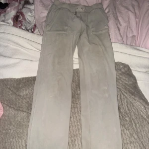 Vita juicy couture byxor  - Vita juicy couture byxor. Använda väldigt mycket förut. Färgen är lite urtvättad så färgen ser lite grå ut. Små fläckar som ni ser på bilderna och en metall på snöret har åkt av.