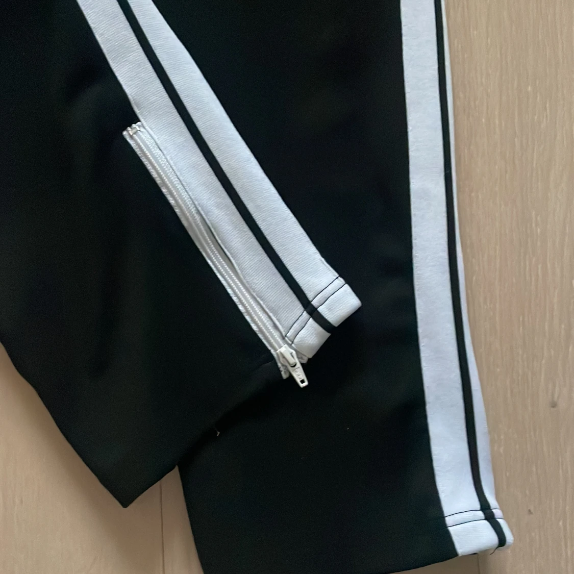 Palm Angels svarta mjukisbyxor med vita ränder - 2