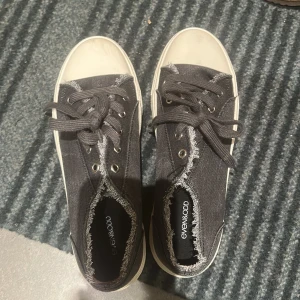 Skit snygga ”jeans” skor  - Säljer dessa skit snygga skor som ja köpte på Zalando men är tyvärr för små för mig. Brukar ha 41 ish storlek . Skulle passa perfekt för någon som har typ 38-39  eller 40. Köpta för typ 600 och har bara haft på mig dom 1 gång! 