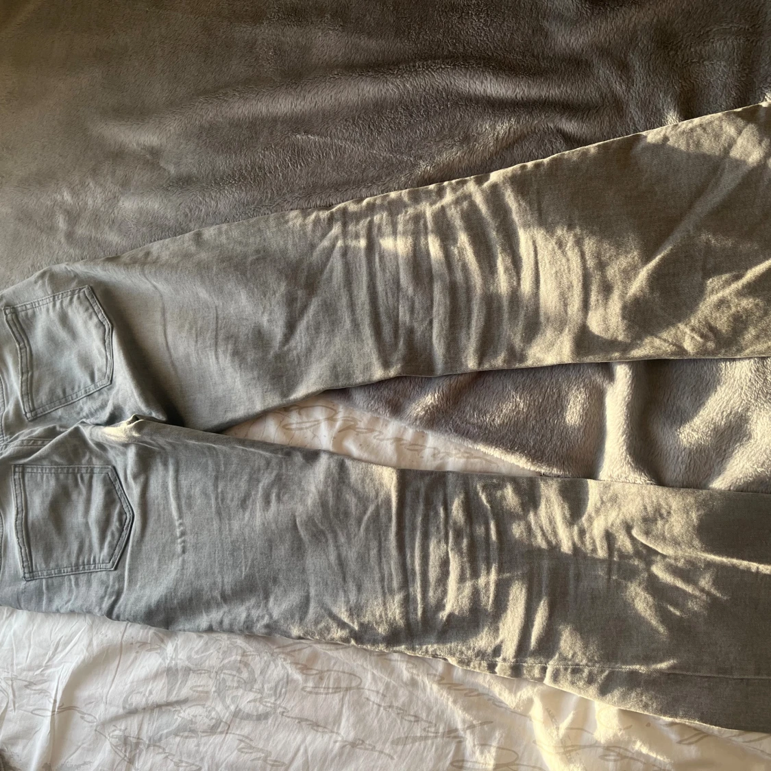 Grå bootcut mid rise jeans i storlek 158 från Kappahl - 2