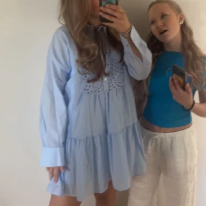 Ljusblå volangklänning med broderi - Supersöt ljusblå klänning från Zara, använd så säljs billigare, säljs inte längre. Pris kan diskuteras; runt 100kr. 