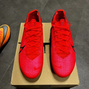 Nike Mercurial Vapor 13 SG - Storlek 42, otroligt bra skick. Inga skambud 