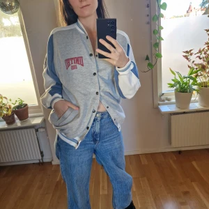 Vintage collagejacka - Sjukt snygg collegejacka från 90’s. Loggor på ärmar, fram och bak. Mått: Ärm - 60 cm, Axelbredd - 43 cm, Längd - 68 cm.  