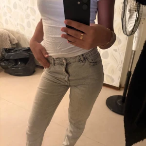 Ljusgrå raka jeans med hög midja - Säljer mina ljusgråa raka jeans då jag inte har någon användning av de. De är high waist men kan också användas som lite lägre jeans (som ni ser på bilden är de under min navel). Superfina, men har ingen användning av de längre.