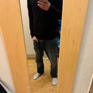 Svart långärmad tröja Jack & Jones helt ny - En stilren svart långärmad tröja från Jack & Jones. Tröjan har en klassisk passform och är tillverkad i mjuk bomull, perfekt för en clean och enkel look. Passar dig som gillar basic och tidlös stil. Helt ny