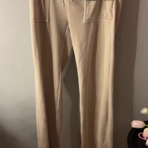Beige mjukisbyxor Juicy Couture - Beiga mjukisbyxor från Juicy Couture, oanvänd med prislapp. 