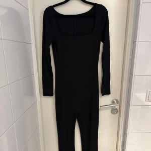 Jumpsuit - Svart jumpsuit i mycket bra skick 