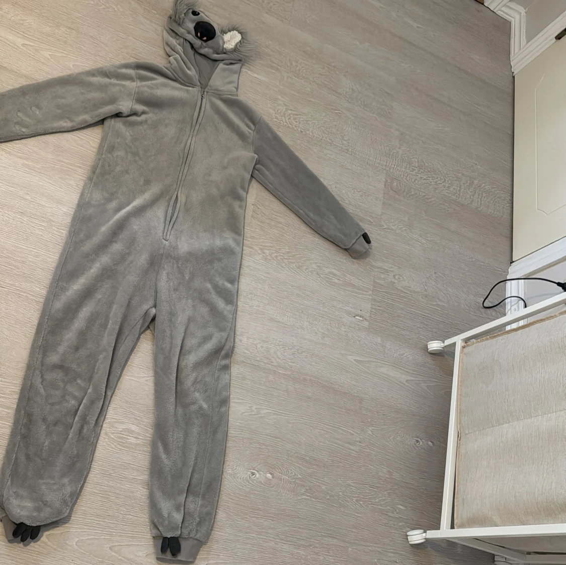 Grå fleece onesie med huva
