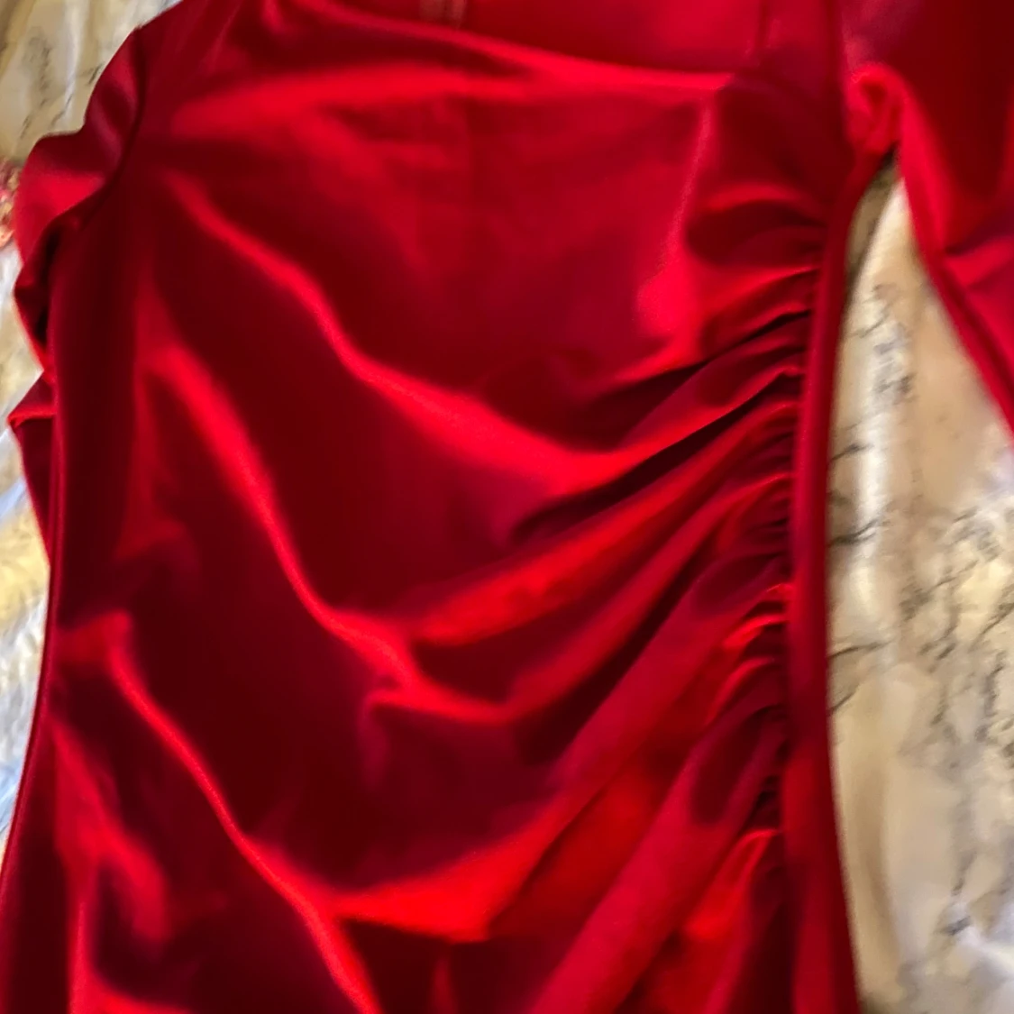 Röd asymmetrisk klänning från SHEIN - 2