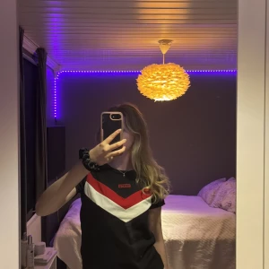 Levis tshirt - Svart Levis tshirt med röda och vita ränder under loggan, jätte fin och skön men kommer tyvärr inte till användning längre! Storlek xxs men passar mig som annars har xs!