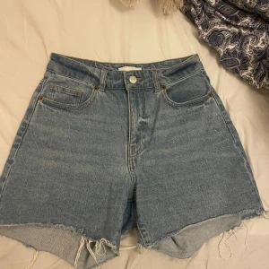 Jeansshorts  - Normal i storleken, bra skick Stretch  Kontakta för mer info / fler bilder