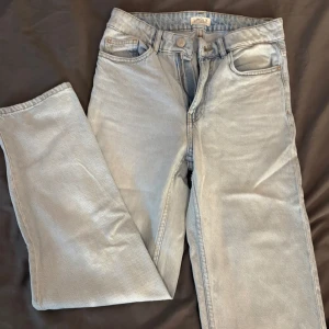 Ljusblå jeans från Lindex modell Nea - Ljusblå straight jeans i storlek 34 från Lindex. Välanvända men fortfarande i bra skick. Lite korta på mig som är 171. Skriv om närbilder önskas. 