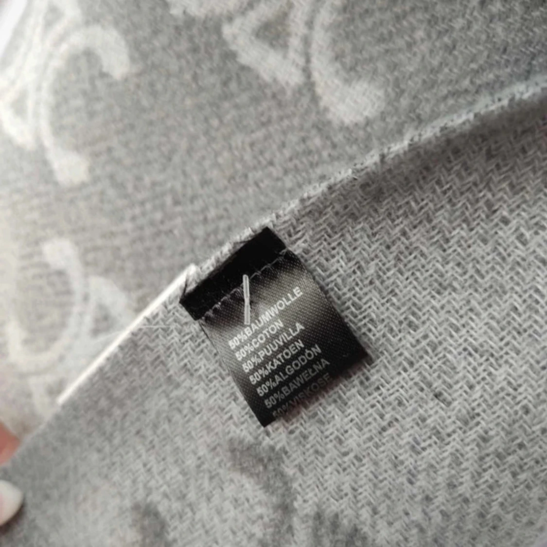 Grå halsduk med mönster från Celine - 2