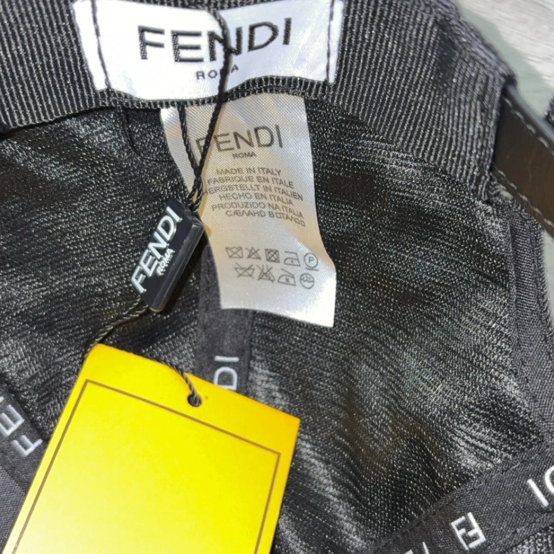 Svart keps från Fendi med logomönster - 3