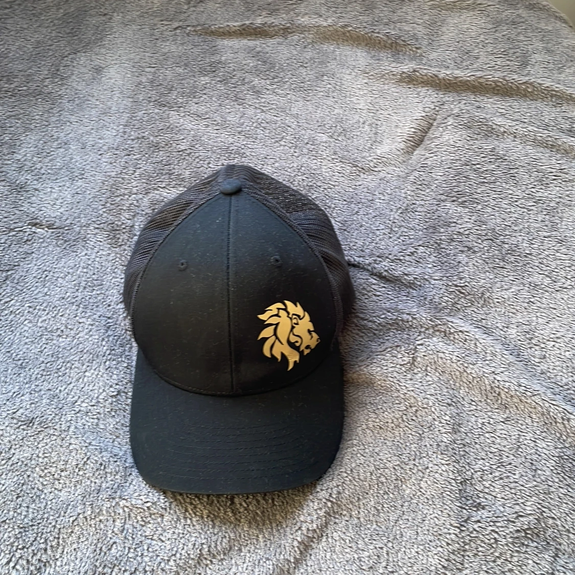 Svart keps med lejongult lejontryck - 1