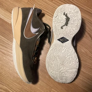 Lebron 20 basketskor storlek 44 - Säljer mina gamla basketskor Lebron 20 olive green använda i högst 1 månad, säljer för dom var för små i storleken men det är fantastiska skor som är sköna och har bra grepp. För följdfrågor så fråga på.