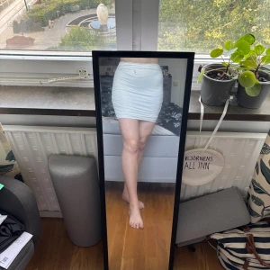 Vit tight kortkjol från SHEIN - Supersnygg vit kortkjol från SHEIN i stretchigt material med rynkade detaljer på sidorna och baksidan. Kjolen är figurnära och har en clean look som passar perfekt till crop tops eller oversized tröjor. Materialet är mjukt och följsamt, 95% polyester och 5% elastan. Aldrig använd så är som ny, pris går att diskutera.