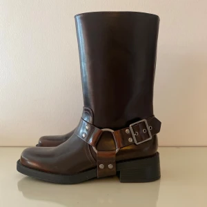 Biker boots - Pull&Bear biker boots i veganskt läder. Skorna har aldrig använts. 