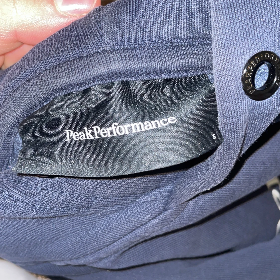 Mörkblå hoodie från Peak Performance - 2