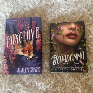 Foxglove & Belladonna - Två snygga böcker av Adalyn Grace med magiska och gotiska omslag. Perfekt för dig som gillar mörka, romantiska berättelser med mystik och spänning. Passar unga vuxna som vill försvinna in i en värld av hemligheter, död och förbjuden kärlek. De två första böckerna i bokserien💓70kr för båda, 35kr styck💖