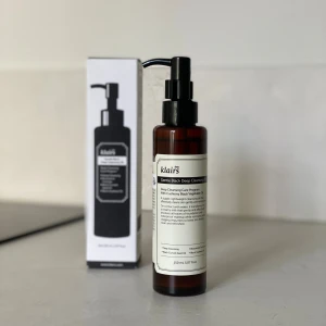 Klairs Gentle Black Deep Cleansing Oil - Säljer en oljerengöring från K-Beauty märket Klairs. Den heter ”Gentle Black Deep Cleansing Oil”. Använd cirka tre gånger och mängden syns på bild två 🤎