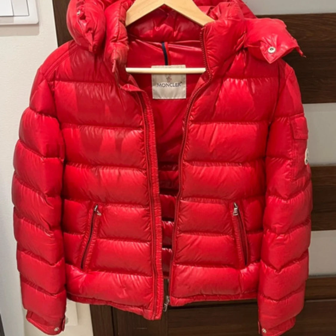 Röd Moncler pufferjacka med huva