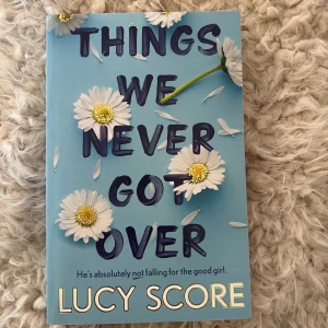 Things We Never Got Over - En modern, romantisk roman om att börja om och hitta sig själv. Perfekt för dig som gillar humor, drama och oväntad kärlek. Boken har en snygg blå omslag med prästkragar och passar dig som vill ha en feelgood-upplevelse med både spänning och hjärta.