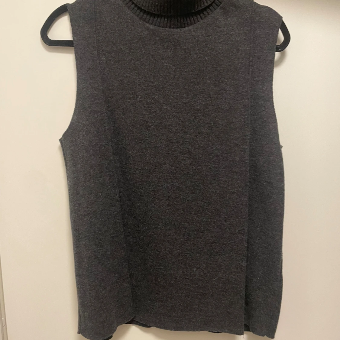 Mörkgrå stickad väst från Zara