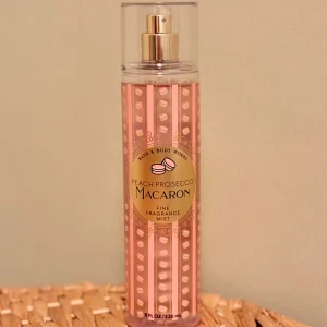 Bath & Body Works Peach Prosecco Macaron 236 ml - Bath & Body Works Peach Prosecco Macaron, 236 ml. Fräsch och lekfull body mist med doftnoter av peach prosecco, vaniljkräm och macaron cookies. Givetvis förvarad mörkt och svalt. 