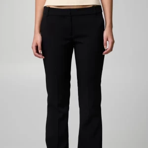 Svarta kostymbyxor från BikBok - Svarta kostymbyxor från BikBok i flare modell. Byxorna har låg midja med hällor för bälte och stängs med dragkedja och knapp. Perfekta för en clean och stilren look. Materialet känns mjukt och följsamt. 