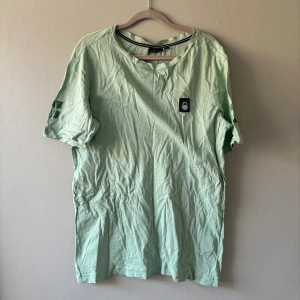 Ljusgrön t-shirt från Sail Racing - Fräsch ljusgrön t-shirt från Sail Racing. Osäker på om den är från dam eller herr avdelning men passar ju egentligen vem som