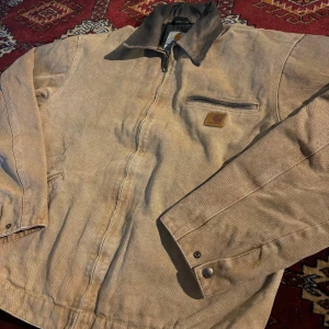 Vintage Carhartt j97 jacka - Tidlös Vintage Carhartt jacka. Inga defekter på plagget och är köpt på vintage. Hojta om du har någon fundering!