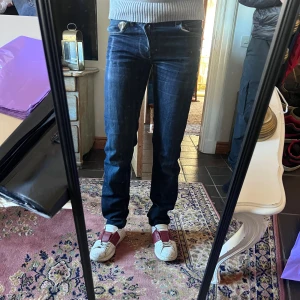 Mörkblå Lee jeans slim fit 28/34 - Snygga mörkblå jeans från Lee med klassisk femficksdesign och raka ben. Jeansen har en normal passform och är tillverkade i slitstarkt denimtyg av bomull. Perfekta för dig som gillar en tidlös och clean look. Modellen är 178cm 70kg midja 35cm längd 106xcm (9)