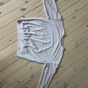 Ljusbeige sweatshirt från Kappahl - Enkel och stilren ljusbeige sweatshirt från Kappahl. Tröjan har rund halsringning, långa ärmar och bred mudd nertill. Perfekt för en chill och avslappnad look. Tillverkad i mjuk bomull för extra komfort. Skriv till mig om det är något ni undrar!💕