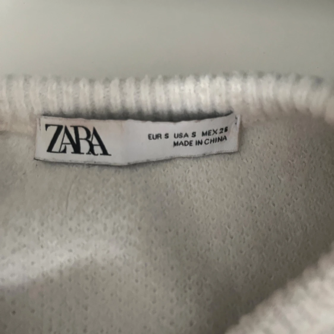 Vit croppad stickad topp från Zara - 1