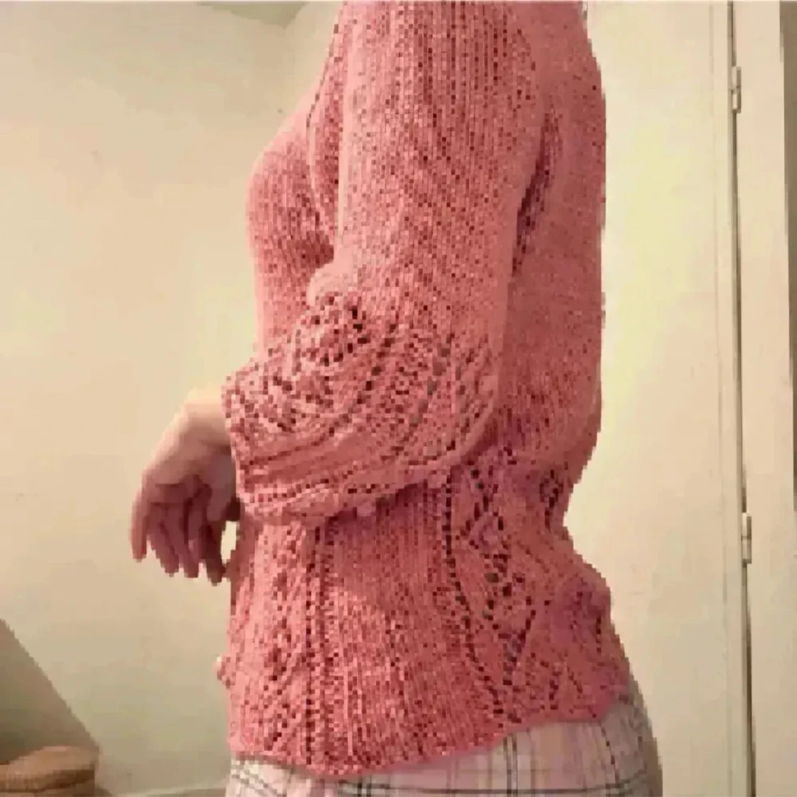 Rosa virkad kofta med spetsdetaljer - 2