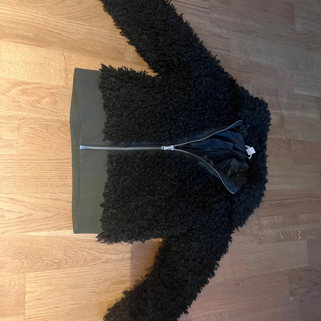 Mörkgrön teddyjacka med dragkedja