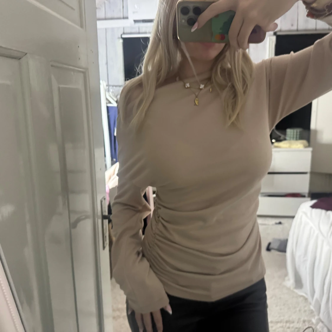 Beige långärmad off shoulder topp