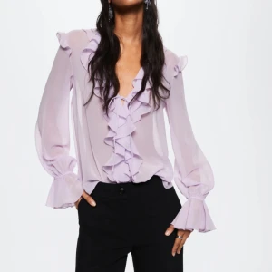 Blus från MANGO - Snygg lila blus från MANGO i storlek S. Sparsamt använd