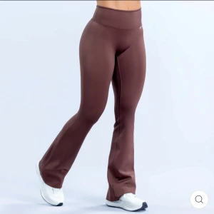 Dfyne, Hanna Pearson Flares - Bootcut träningstights från Dfyne, i färgen ”Chestnut”. Enbart testade och legat i garderoben utan användning. Från Hanna Pearsons Limitid Edition kollektion. Storlek: M & Längd: Regular. Mindre i storleken. Nypris $72,50. Varan är i nyskick, men har inte prislappar eller orginalförpackningen kvar.