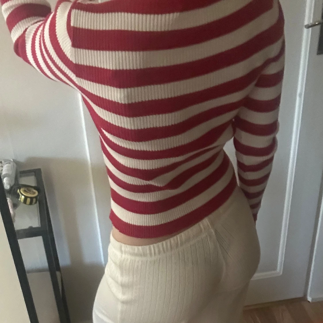 Röd och vitrandig tröja. - 2