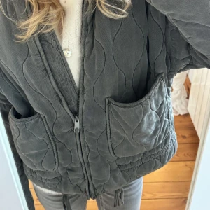 Grå quiltad jacka zara  - Sjukt snygg jacka i ett quiltad mönster! Trendig och perfekt till hösten! Inga defekter 