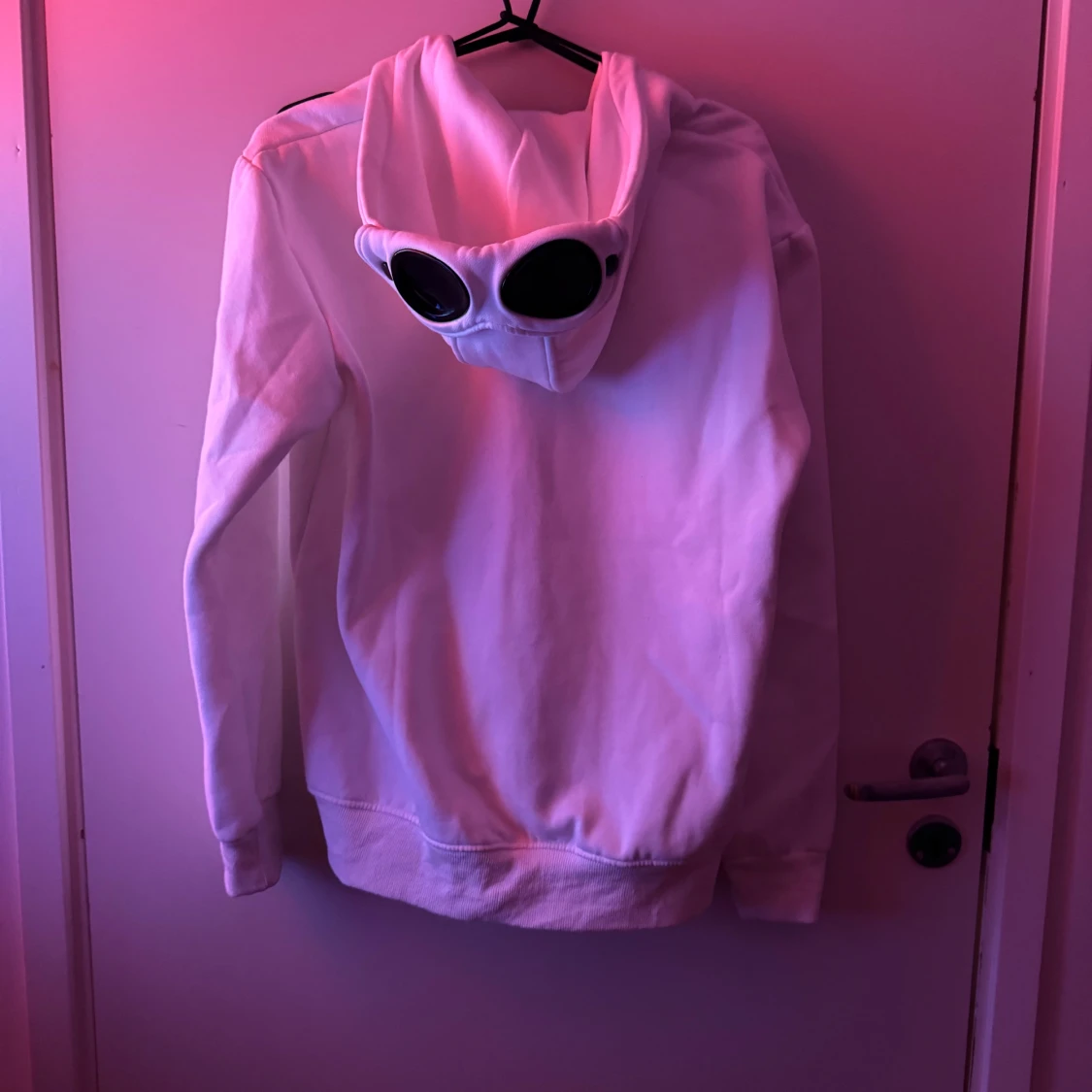 Vit hoodie med goggles från C.P. Company - 1