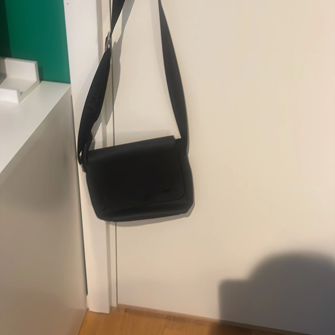 Svart axelväska från Lacoste - 2