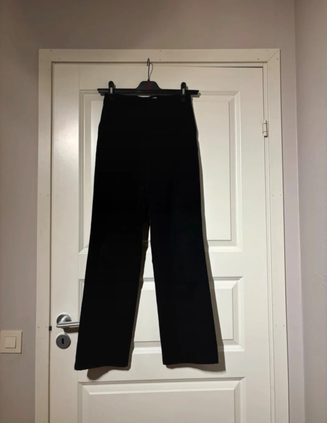 Svarta kostymbyxor med raka ben