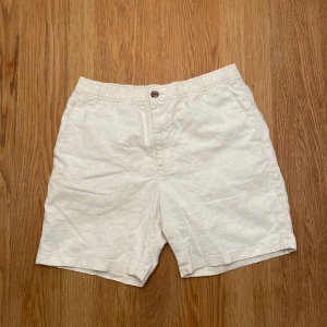 Linneshorts - Riktigt feta linneshorts från H&M, perfekt för varma soliga dagar! 🙌☀️ Shortsen är knappt använda pga fel storlek. Cremevit färg om du undrar. Skick - 9/10 👌Säljs för 150kr. 🤝