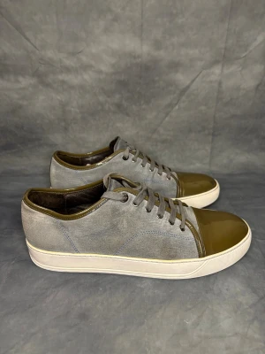 Gråa Lanvin i UK 9 - Hej, säljer nu dessa otroligt fräscha lanvinsen. 9/10 skick fläck på captoe (syns på bilderna). Dessa är självklart äkta. Storlek 43 men passar även 44. Skickar 24h efter köp, skriv vid funderingar och frågor! 🙌