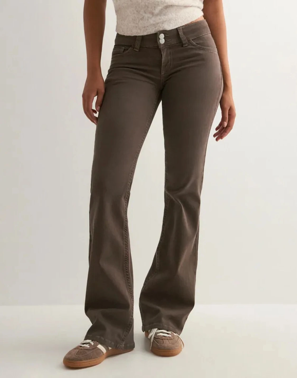 Bruna bootcut jeans med låg midja